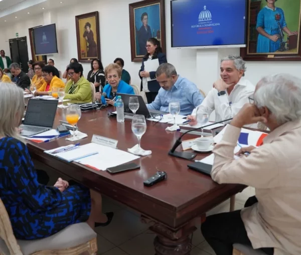 Consejo de  Educación,  encabezado  por Ángel Hernández.