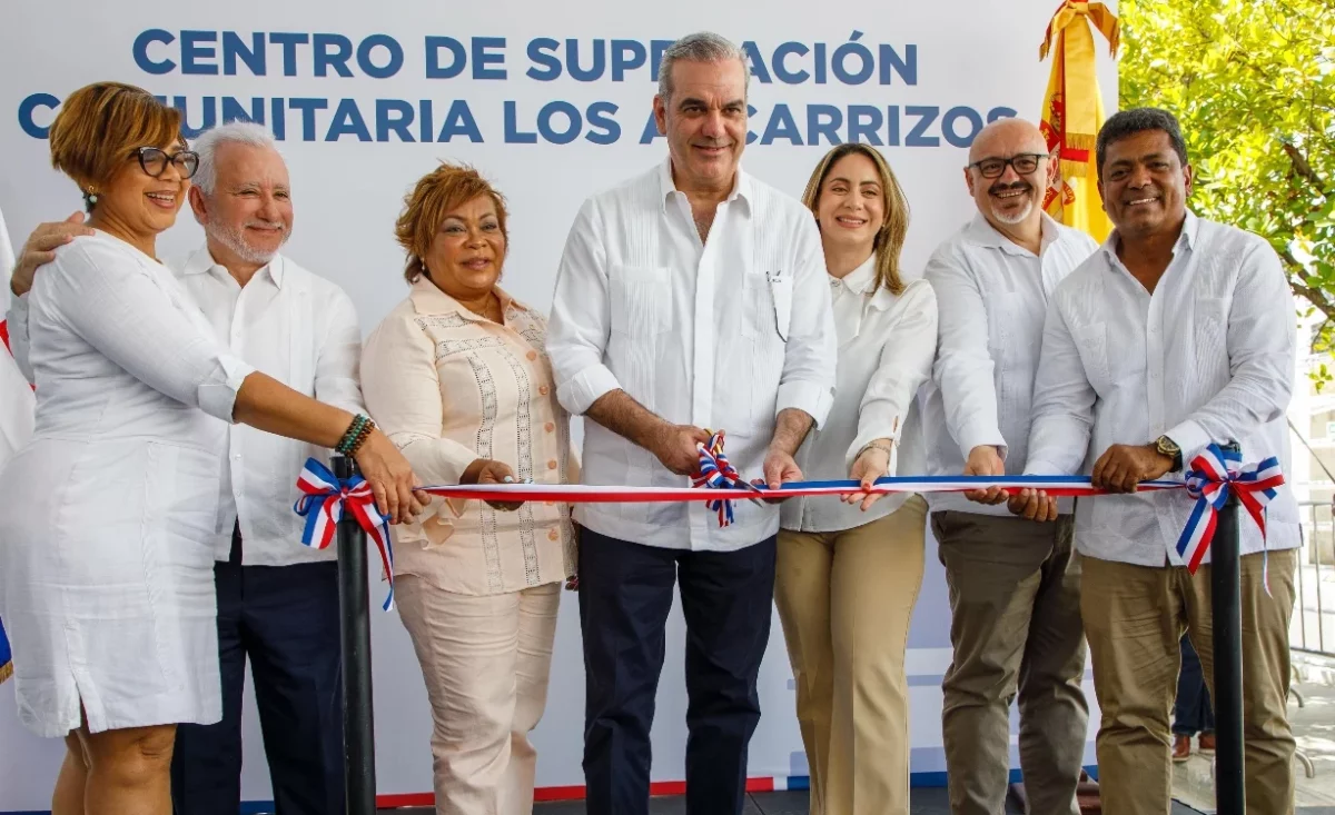 El Presidente junto a otros funcionarios inaugura una de las obras . Fuente externa.