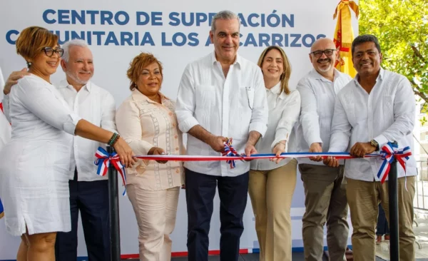 El Presidente junto a otros funcionarios inaugura una de las obras  . Fuente externa.