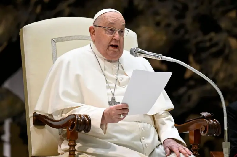 El papa Francisco presenta un 