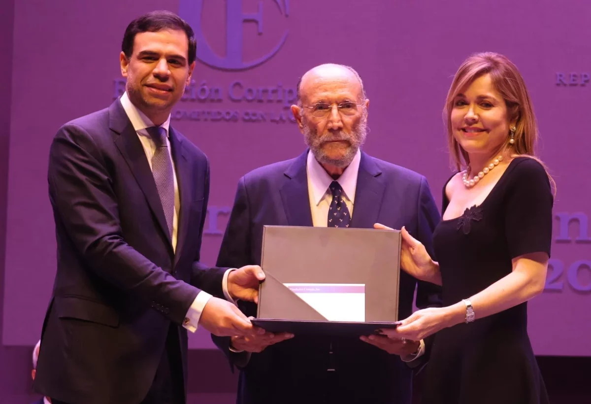 Castillo recibe de manos de Roberto A. Salcedo y Ana Corripio de Barceló el pergamino.