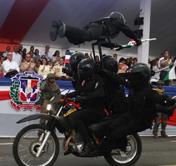 Una unidad Lince pasa frente al palco.  Olga De la cruz