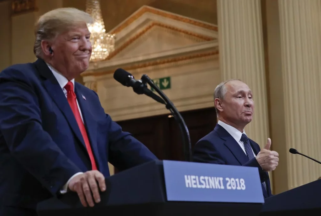 El presidente de los Estados Unidos, Donald Trump, y el primer mandatario de Rusia, Vladimir Putin, en unos de sus encuentros. AP/Archivo