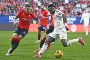 El delantero del Real Madrid, Vinícius Junior, es defendido por Ruben Pena del Osasuna, en partido celebrado en el estadio El Sadar. AP