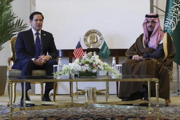 El secretario de Estado de los Estados Unidos, Marco Rubio, y el ministro de Exteriores saudí, Faisal bin Farhan. AP