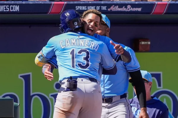 Junior Caminero es felicitado por Christopher Morel.  AP