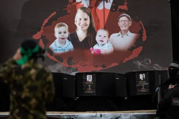 Los cadáveres de cuatro rehenes, incluyendo dos menores, fueron entregados por Hamás