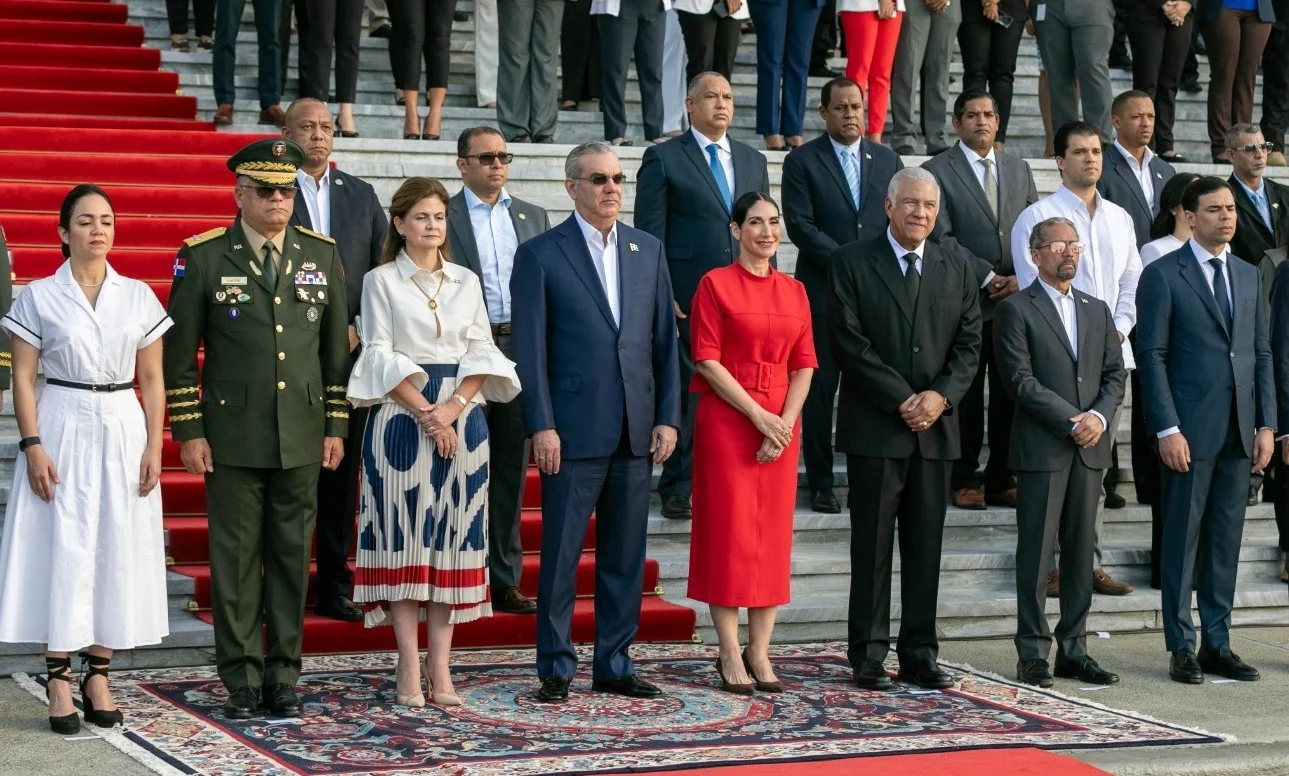 Presidente Abinader encabeza acto de homenaje a la Bandera Nacional