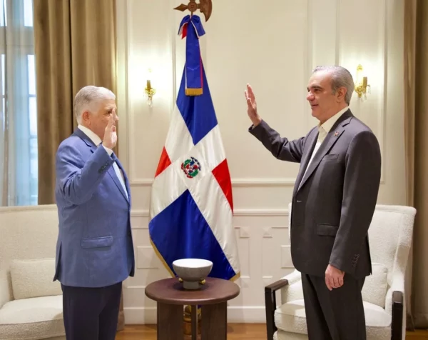 Abinader juramente a Eduardo Estrella