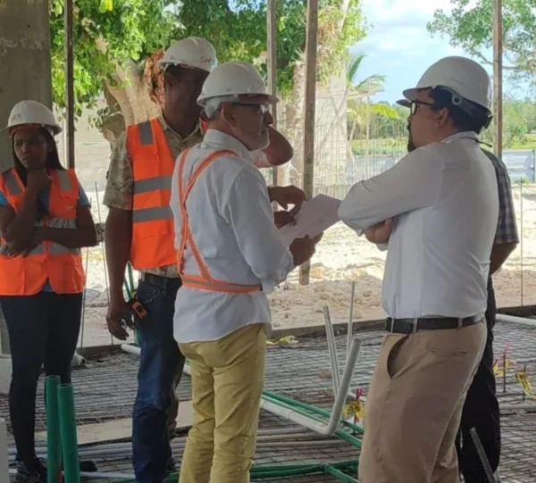 Arq. Edgar Martínez en supervision de obra (1)