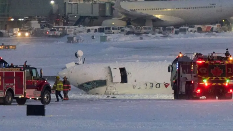 Cómo sobrevivieron los pasajeros del avión que volcó al aterrizar en Toronto y por qué el diseño de los asientos fue clave