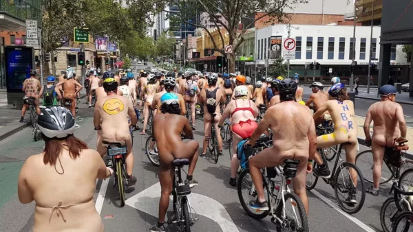 Curiosa carrera de ciclistas desnudos que se celebra en Australia