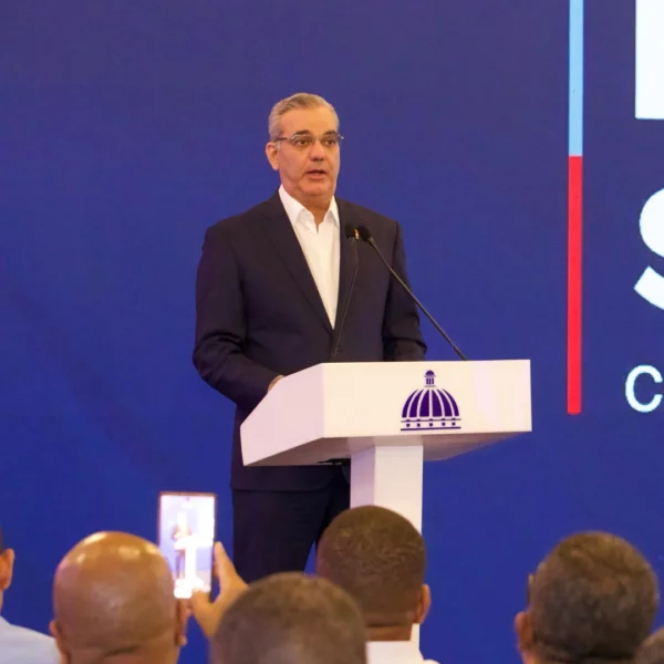 Abinader advierte que acusaciones falsas a periodistas afectan la democracia y aboga por política discrecional