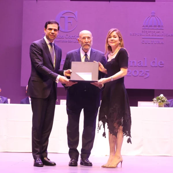 Fundación Corripio entrega a Efraím Castillo Premio Nacional de Literatura 2025