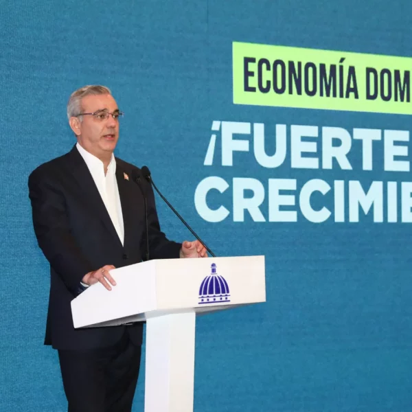 Abinader adjudica alzas del dólar a factores externos, "no tienen que ver con la economía dominicana"