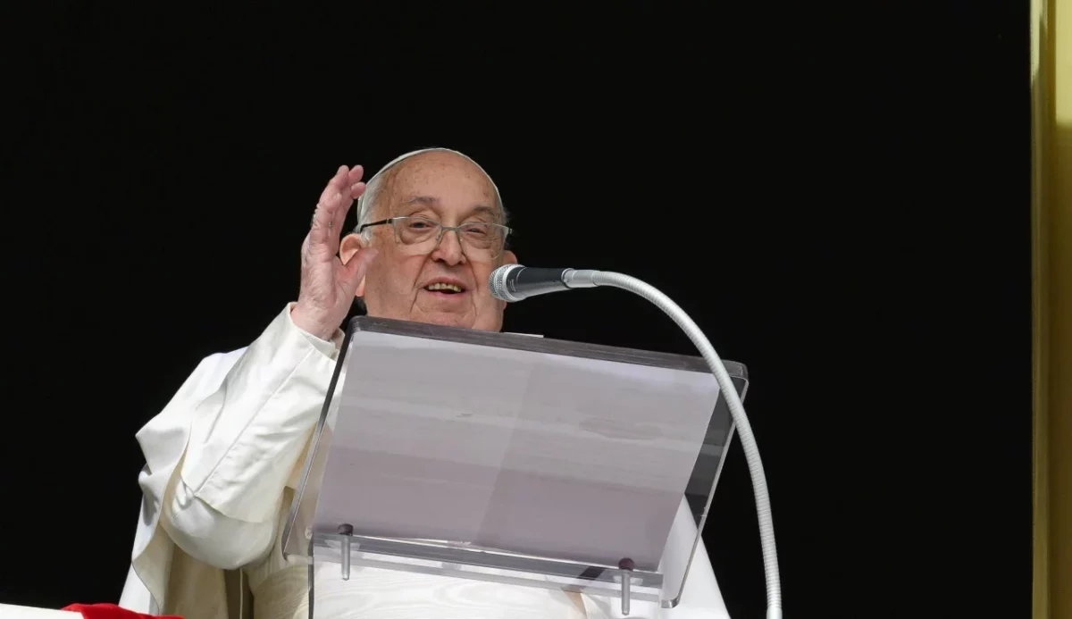 Papa Francisco ora por la paz.