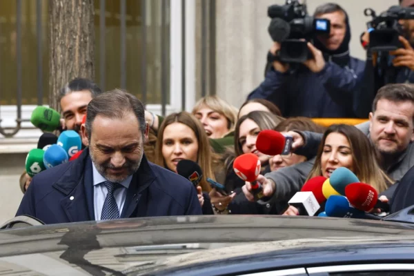 El exministro del gobierno español José Luis Ábalos, a su salida del tribunal. EFE