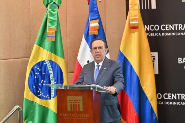 Héctor Valdez Albizu durante intervención en  foro.