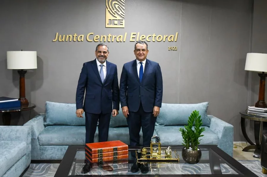 Comisionado Junior Noboa junto a Román Jáquez, de JCE Comisionado Junior Noboa junto a Román Jáquez, de JCE