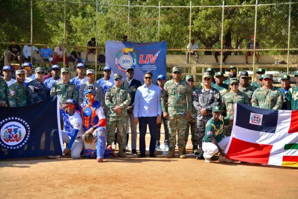 El Ministro de Deportes, Kelvin Cruz, junto a los militares.