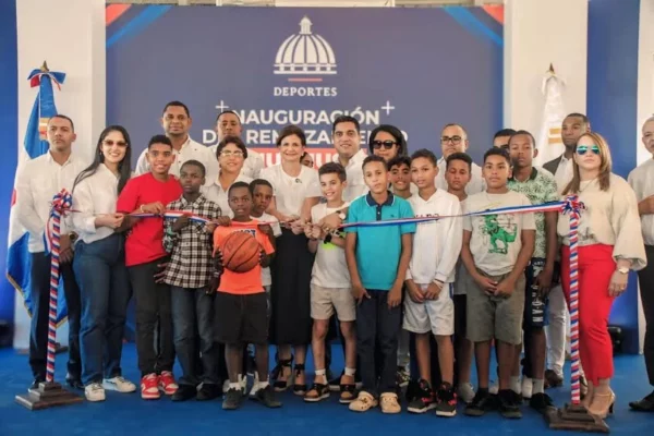 La vice Raquel Peña y el ministro Kevin CRuz en el acto.