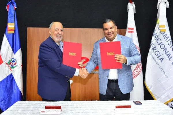 Momentos de la rúbrica por parte de autoriddades.