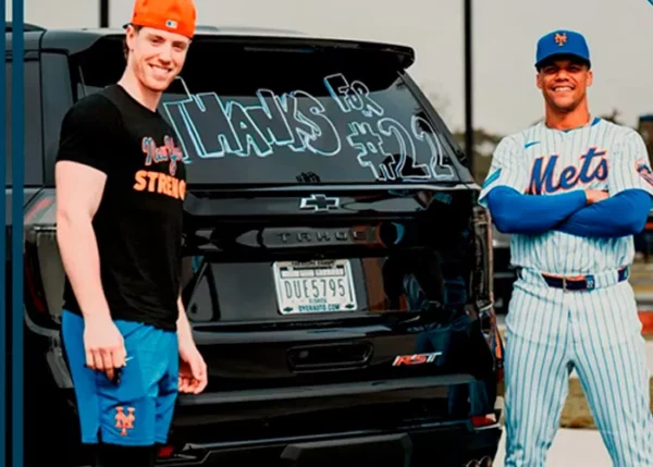 Brett Baty junto a la yipeta que le obsequió  Juan Soto.