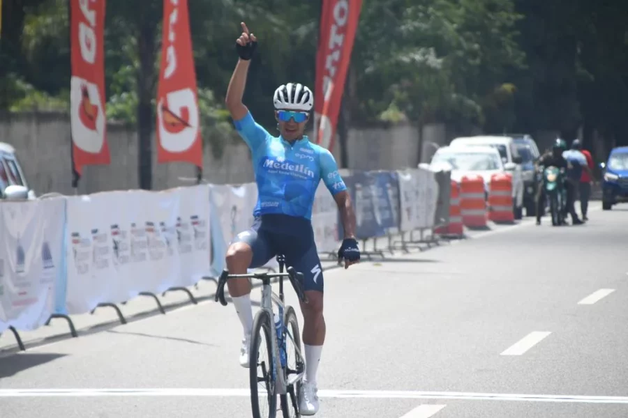 Robigzon Oyola, ganador de la primera etapa de la Vuelta Robigzon Oyola, ganador de la primera etapa de la Vuelta