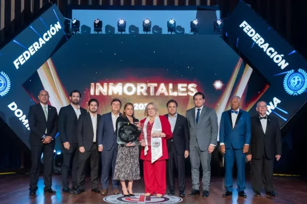 La familia Peynado-Álvarez, recibe placa de inmortalidad.