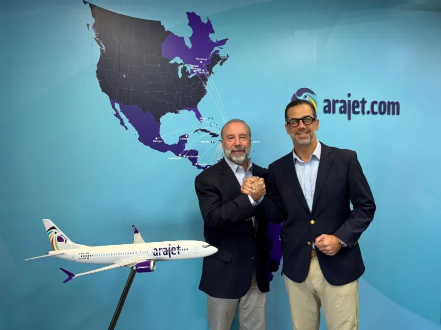 Javier Herrera y Manuel Luna luego de firmar acuerdo.