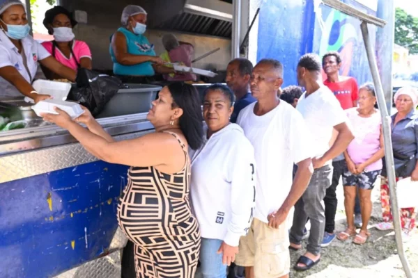 Miles de personas se benefician en cocinas móviles.