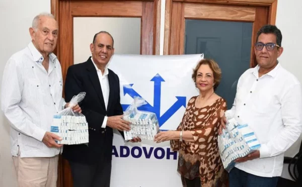 Angélica Benítez  hizo entrega del medicamento.