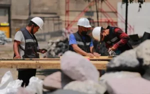 Las empresas en México abren más de 50.000 empleos a repatriados por Trump en casi un mes