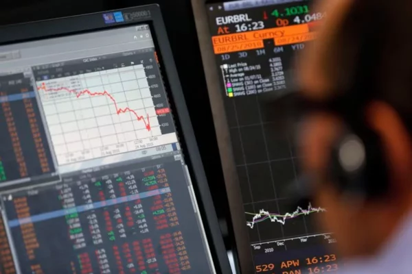 Wall Street va en bajada tras entrar en vigor aranceles a Canadá y México