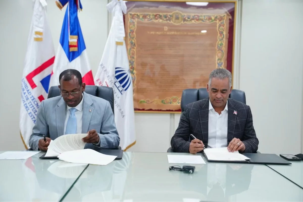 El ministro Joel Santos y el director de la Utect, Duarte Méndez, firman el convenio para la titulación de los terrenos de El Nuevo Llagal (1)