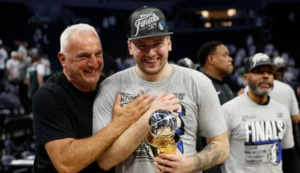 Sasa Doncic, junto a su hijo Luka Doncic, mientras celebran el campeonato de las finales de la conferencia oeste de la NBA. Fuente externa