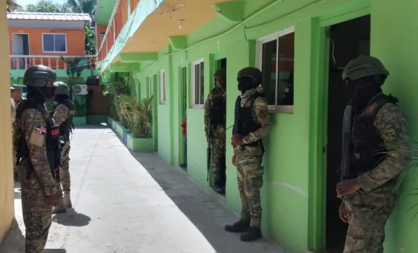 Detienen a 7 indocumentados en hotel en Montecriste; ocupan sustancias narcóticas