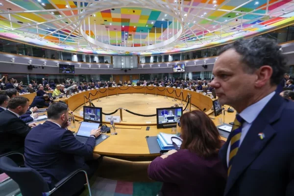 UE inicia bajando sanciones a Siria y las amplia a “flota fantasma” de Rusia