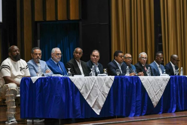 Personalidades en mesa principal lanzamiento del libro “Pioneros y Proezas de Dominicanos en Grandes Ligas”,