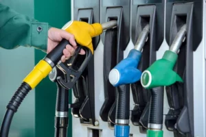 Gobierno mantiene sin variación precio de los combustibles esenciales