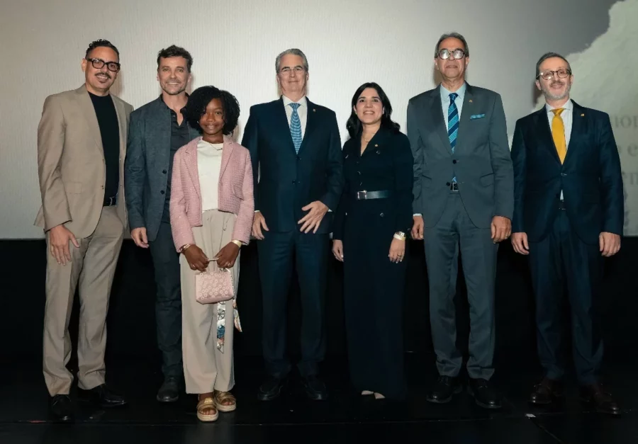 Mariano Pichardo, Federico Ozores, Mariela Valdez, René Grullón, Mariel Bera, José Mármol y Esteban Martínez Murga. Mariano Pichardo, Federico Ozores, Mariela Valdez, René Grullón, Mariel Bera, José Mármol y Esteban Martínez Murga.