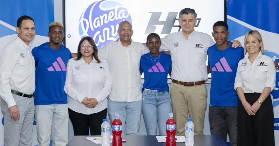 Ejecutivos de Planeta Azul junto al deportista Félix Sánchez. Ejecutivos de Planeta Azul junto al deportista Félix Sánchez.