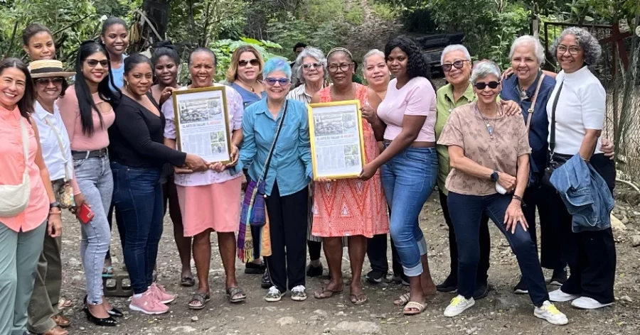 Xiomarita con las homenajeadas, descendientes e invitadas. Xiomarita con las homenajeadas, descendientes e invitadas.