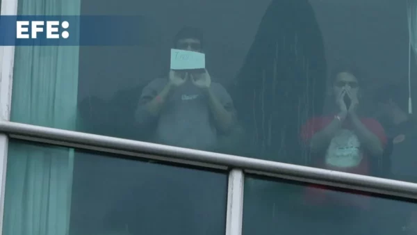 Trasladan a 98 migrantes deportados de EE.UU. desde un hotel de Panamá hasta el Darién