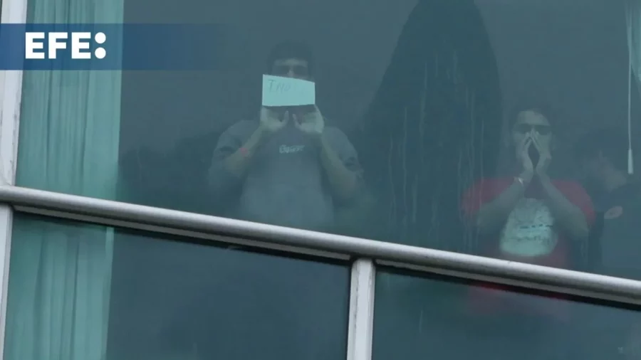 Trasladan a 98 migrantes deportados de EE.UU. desde un hotel de Panamá hasta el Darién Trasladan a 98 migrantes deportados de EE.UU. desde un hotel de Panamá hasta el Darién