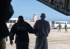 Familiares de venezolanos enviados a Guantánamo demandan al Gobierno Trump