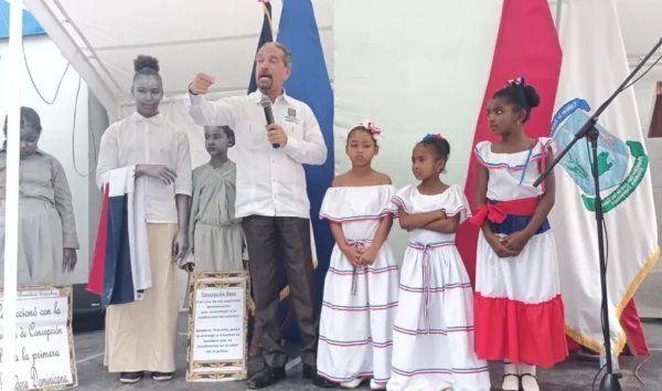 Presidente de Efemérides Patrias en compañía de las estudiantes del municipio.