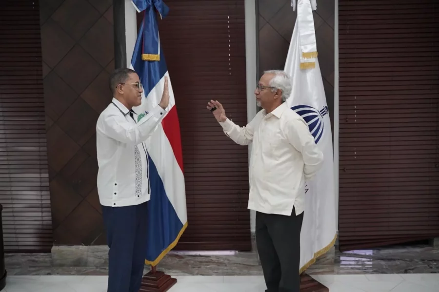 Roberto Herrera Polanco fue juramentado como nuevo director de Infraestructura Escolar, por el ministro de Educación, Ángel Hernández. Fuente externa Roberto Herrera Polanco fue juramentado como nuevo director de Infraestructura Escolar, por el ministro de Educación, Ángel Hernández. Fuente externa