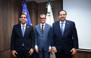Eddy Olivares es el nuevo presidente del Consejo Nacional de Seguridad Social (CNSS), posa para la foto, junto al ministro de Salud Pública y vicepresidente de la entidad, Víctor Atallah y el gerente general del CNSS, Edward Guzmán. Fuente externa