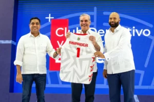 Durante el acto de reinauguración del Club Bameso, el presidente Luis Abinader, recibió la camiseta del conjunto. Fuente externa